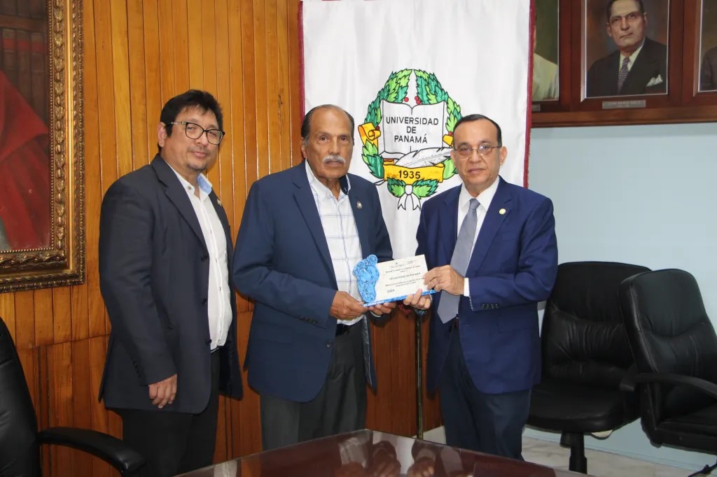 Entrega de reconocimiento rector